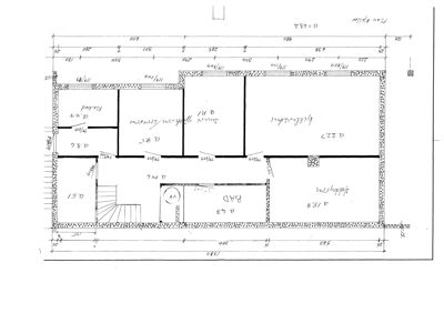 Etasjeplan (Plan 1. etg) som viser romfordeling, vegger, dører, trapp og mål på en bygning.