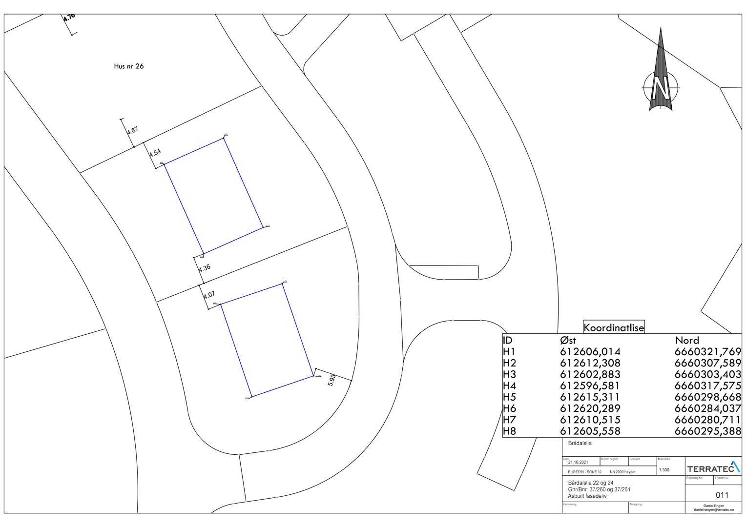 Situasjonsplan som viser tomtens grenser, nabolag (Hus nr 26), og koordinatliste for bygningens hjørner.