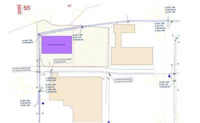 Teknisk detaljtegning som viser rørleggingsanlegg (S-rør, V-rør, kum) med spesifikke dimensjoner og koblinger til eksisterende VA-norm.