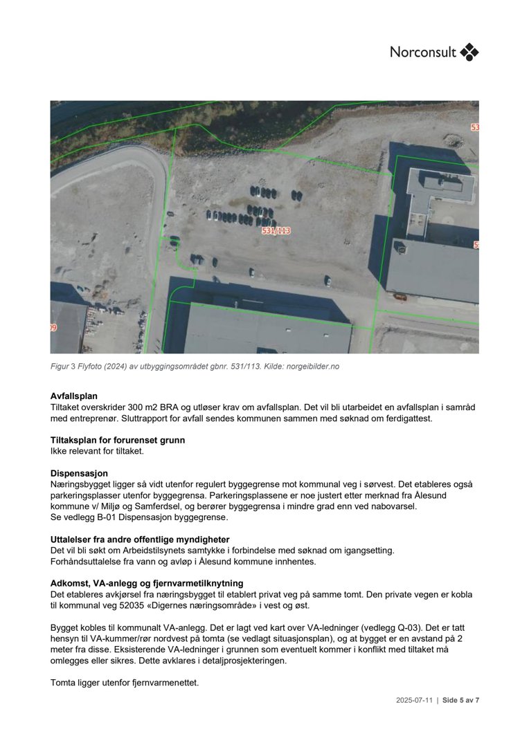 Flyfoto av et utbyggingsområde med parkeringsplasser og bygninger.