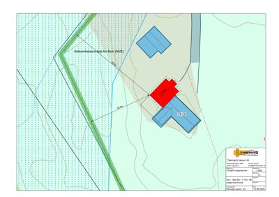 Situasjonsplan som viser tomtens plassering i forhold til naboeiendom, veg og aktsomhetsområde for flom (NVE).