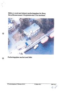 Fotografi (fra kartbase) av et areal med bygninger og vann, med skissert parkeringsplass.