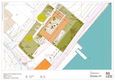 Situasjonsplan som viser bygningens plassering i forhold til tomtegrenser, naboeiendommer, veier og vann. Planen inkluderer også informasjon om høydeforskjeller (C-nivåer), arealer og vegetasjon.