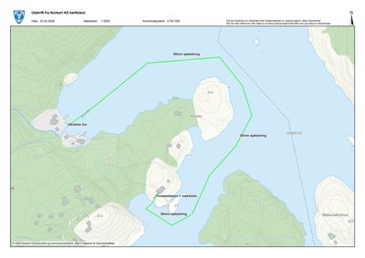 Situasjonsplan som viser tomtens beliggenhet i forhold til omgivelsene, inkludert topografi, vann og naboeiendommer.
