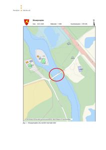 Situasjonsplan som viser bygningers plassering i forhold til veier, vann og topografi. Bruen er markert med en rød sirkel.