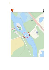 Situasjonsplan som viser bygningers plassering i forhold til veier, vann og topografi. Bruen er markert med en rød sirkel.