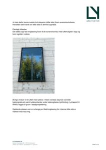 Fotografi av en fasade med et stort vindu i en lys, steinlignende vegg.