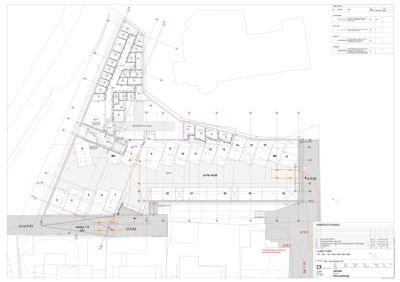 Situasjonsplan som viser tomtens form, bygningers plassering, høydemål (ct) og parkeringsområder.