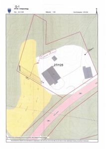 Situasjonsplan som viser tomtens form, grenser (rød linje), høydemålerlinjer (konturlinjer), eksisterende bygninger (grå rektangler), en vei (rosa bånd) og et vannleie (gult område).