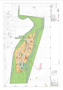 Situasjonsplan som viser tomtens form, beliggenhet, omgivende infrastruktur (veier, vannløp) og innvendig oppdeling i bebyggelse (hus) og arealer (grønt, park).