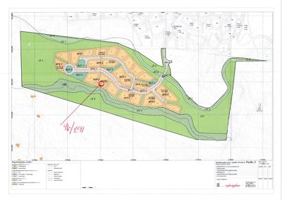 Situasjonsplan som viser tomtens form, bebyggelse (hus og veier), og omgivelsene med høydekurver.