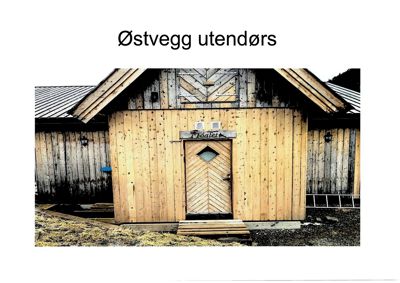 Fotografi av en utvendig vegg (Østvegg) på en bygning, som viser trepaneling, en dør og et vindu.