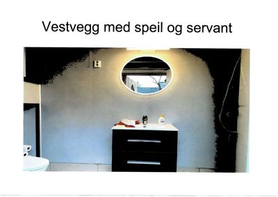 Fotografi av en innvendig vegg i et bad, med tekstbeskrivelsen 'Vestvegg med speil og servant'.