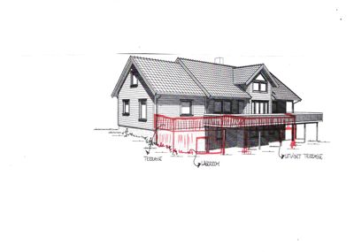 En tegning som viser fasaden på en bolig sett fra siden. Tegningen illustrerer en utvidelse av terrassen og et lagerrom under huset.