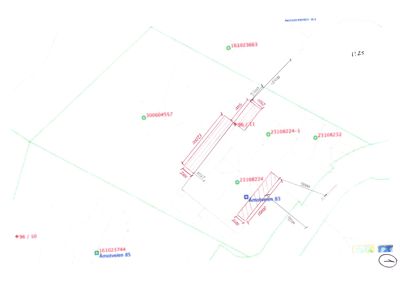 Situasjonsplan som viser tomtens grenser, nabolagsgrenser, eksisterende og planlagt bebyggelse (hus), samt høydemål og adresser.