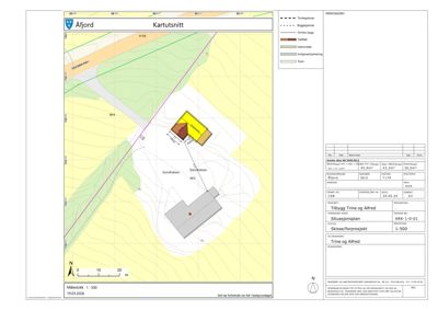 Situasjonsplan som viser bygningens plassering på tomt, omgivende vegnett og terrengforhold.