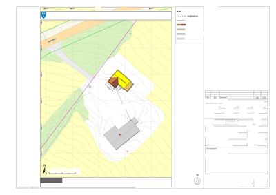 Situasjonsplan som viser bygningens plassering på tomt, omgivende vegnett og terrengforhold.