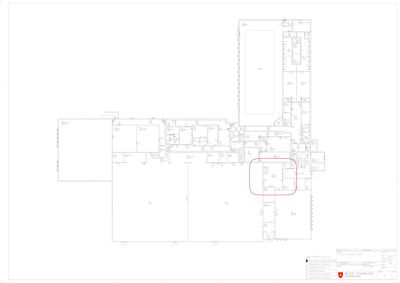 Etasjeplan (plan) som viser romfordeling, vegger og inngangspunkt i en bygning.