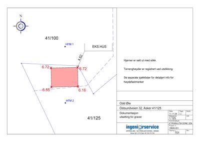 Situasjonsplan eller utsetning for graver som viser terrengform, høydemål og bygningsplassering.