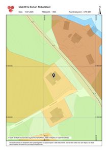 Kart fra Norkart AS som viser topografi, vegnett og bygningsplasseringer i et område.