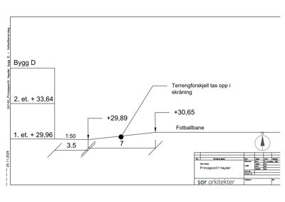 Prinsippnitt som viser høyder (1. etasje, 2. etasje) i forhold til terreng og en fotballbane.