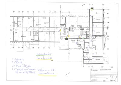 Etasjeplan (1. etasje) med romfordeling, dører og håndskrevne notater om utstyr.