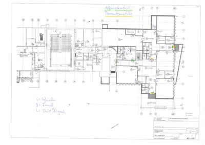 Etasjeplan (etasje 1) som viser romfordeling, vegger og teknisk utstyr for en bygning.