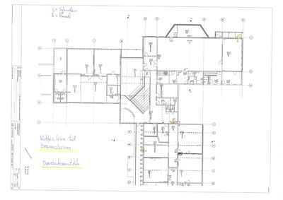 Etasjeplan (plantegning) som viser romfordeling, vegger, dører og trapp i en bygning. Bildet inneholder også håndskrevne notater.
