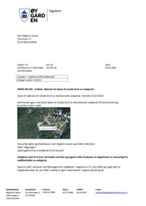 Et flyfoto eller satellittbilde som viser et område med bygninger og veier, inkludert en markert vei (KV1078 K S1D1 m336).