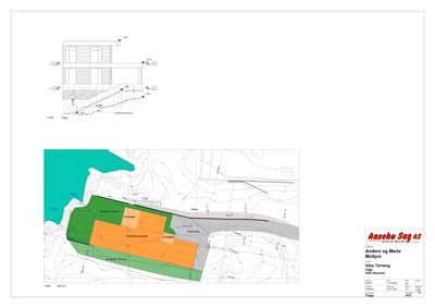 Situasjonsplan som viser tomtens form, høydemålinger (konturlinjer), vannkropp (Fjæra), og plassering av bygninger i forhold til eiendomsgranser.