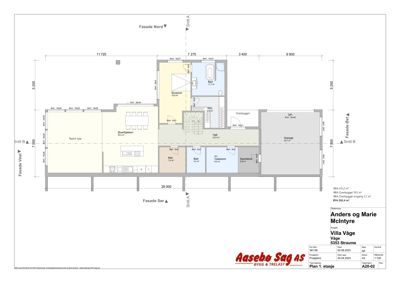 Etasjeplan (Plan 1. etasje) som viser romfordeling, mål og fasader for en villa.