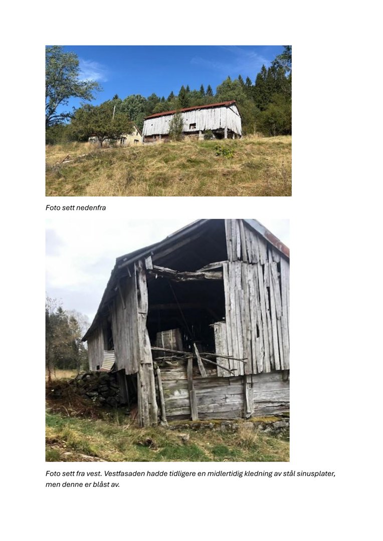 To fotografier av en gammel, forfallelig bygning i en skogkant. Det øverste bildet viser bygningen sett fra en viss avstand, mens det nedre bildet er et nærbilde av den ødelagte vestfasaden.