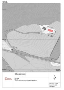 Situasjonskart som viser tomtens beliggenhet, topografi, eksisterende og planlagt bebyggelse samt veiforhold.