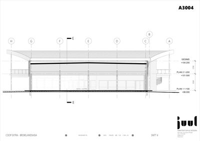 Snittegning (SNITT 4) som viser tverrsnittet gjennom bygningen, inkludert høyder og konstruksjonsdetaljer.
