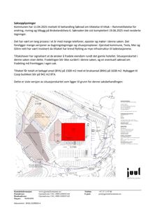 Situasjonsplan som viser tomtens grenser, bygningers plassering (inkludert et rødt markert område), parkeringsplasser og infrastruktur.