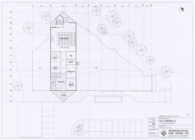 Etasjeplan (1. etasje) for bygningen 'NYE CINDERELLA' på Brokelandsheia, som viser romfordeling, møblering og utvendig plassering av trær.