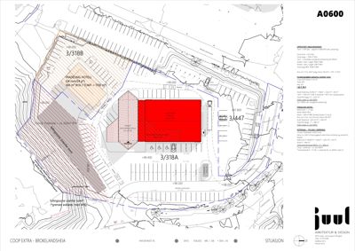 Situasjonsplan som viser tomtens form, bygningers plassering (COOP EXTRA), parkeringsplasser, høydemålerlinjer og tilstøtende eiendeler.