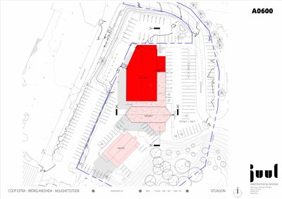 Situasjonsplan som viser tomtens form, bygningers plassering (COOP, MOTEL), parkeringsplasser og omgivelsene.