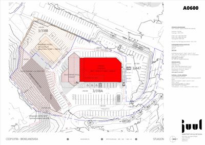 Situasjonsplan som viser tomtens beliggenhet, nabobebyggelse (FRAEDING HOTELL, COOP EXTRA), parkeringsplasser, høydemål og bygningers plassering.