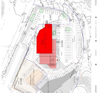 Situasjonsplan som viser tomtens beliggenhet, naboeiendommer, parkeringsplasser og bygningers plassering med arealopplysninger.