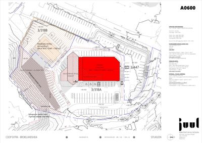 Situasjonsplan som viser tomtens grenser, nabobebyggelse, parkeringsplasser og plassering av nye bygg (røde felter) i forhold til eksisterende infrastruktur.