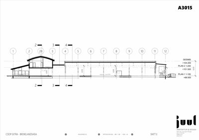 Snittegning (Snitt E) som viser bygningens tverrsnitt, høyder, takform og grunnplan.
