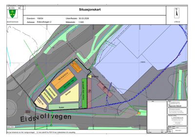Situasjonskart som viser eiendommen med bygninger, parkeringsplasser og omgivelsene.