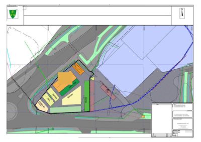 Situasjonskart som viser eiendommen med bygninger, parkeringsplasser og omgivelsene.