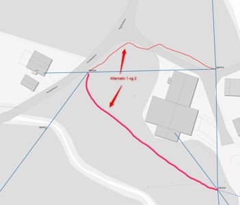 Situasjonsplan som viser to alternativer (merket med rødt) for en vei eller grenselinje på en tomt, med angitte høyder og nabobebyggelse.