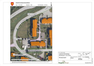 Situasjonsplan som viser bygningenes plassering på tomten, tilknytning til vei, og planlagte tiltak som garasje og avfallcontainere.
