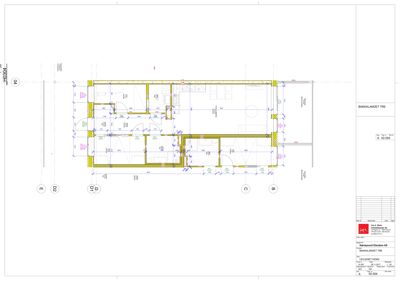 Etasjeplan (H0304) som viser romfordeling, dører, vinduer og dimensjoner for et bygg.