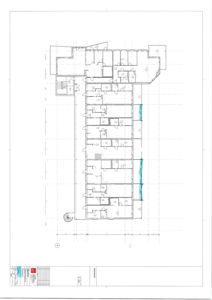 Etasjeplan som viser romfordeling, vegger, dører og trapp i en bygning.