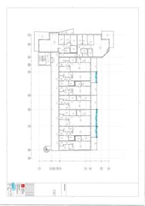 Etasjeplan som viser romfordeling, vegger, dører og trapp i en bygning.