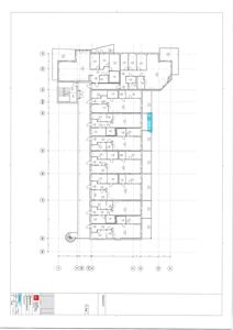 Etasjeplan som viser romfordeling, dører og veggkonfigurasjon for en bygning.
